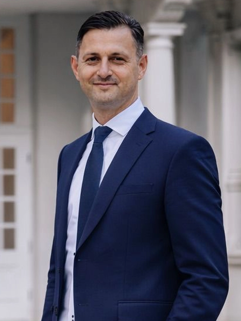 Porträt von Artur Steiger, Geschäftsführer der Silberfels GmbH, die Immobilienverkauf und Beratung in Frankfurt und Taunus bietet.