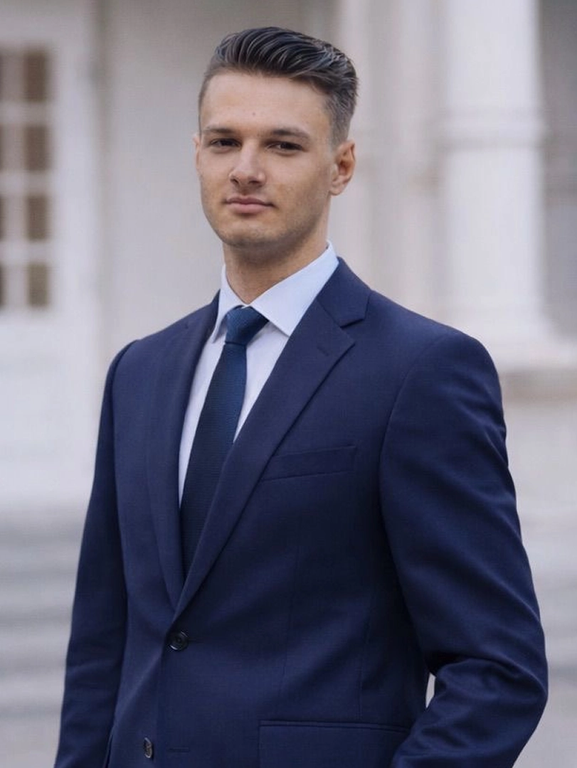 Porträt von Dave Steiger, Steuerfachangestellter der Silberfels GmbH, die Immobilienverkauf und Beratung in Frankfurt und Taunus bietet.