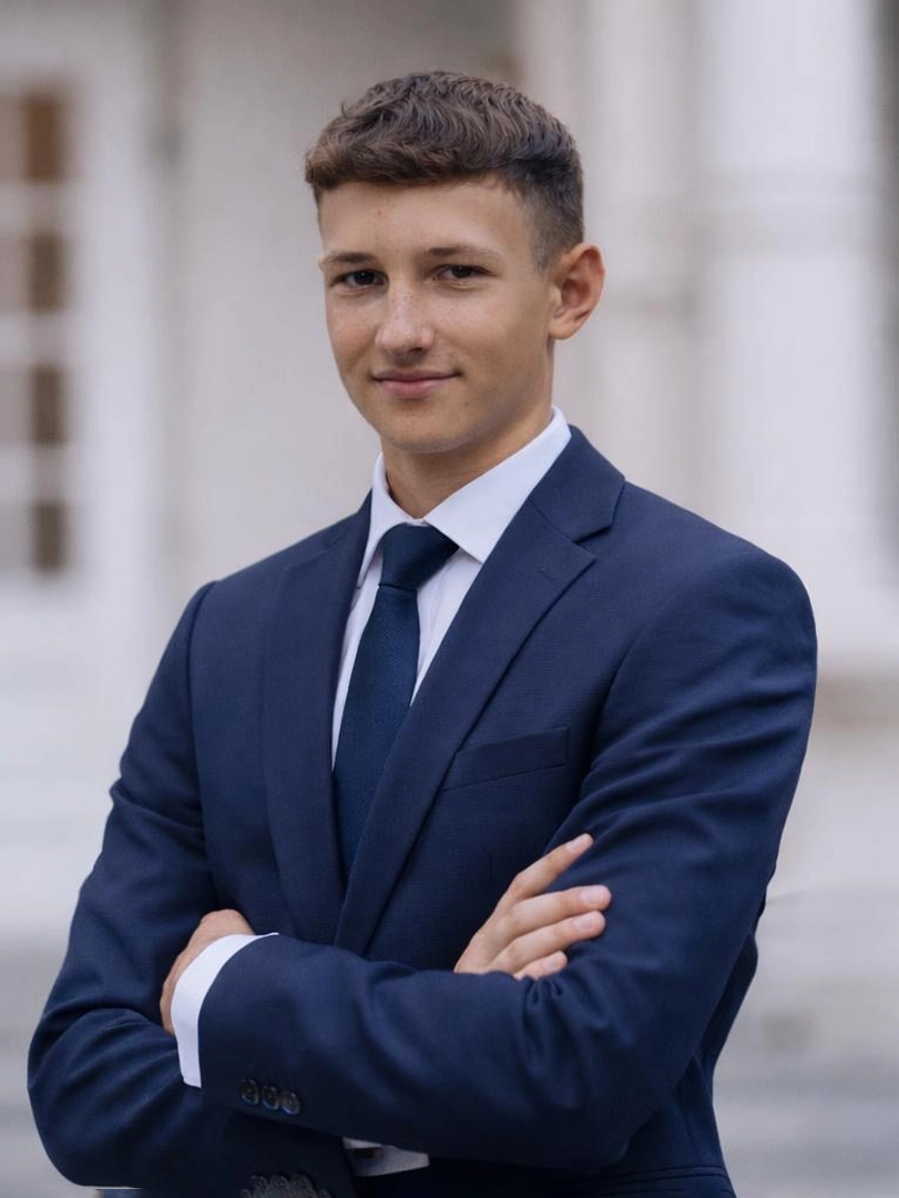 Porträt von Mael Steiger, Bankkaufmann bei der Silberfels GmbH, die Immobilienverkauf und Beratung in Frankfurt und Taunus bietet.